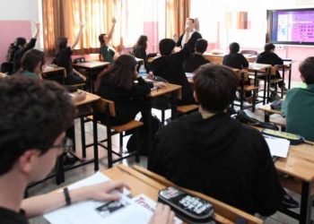 Cumhurbaşkanı'na hakaret ile suçlanan öğrenciler okullarından gözaltına alındı