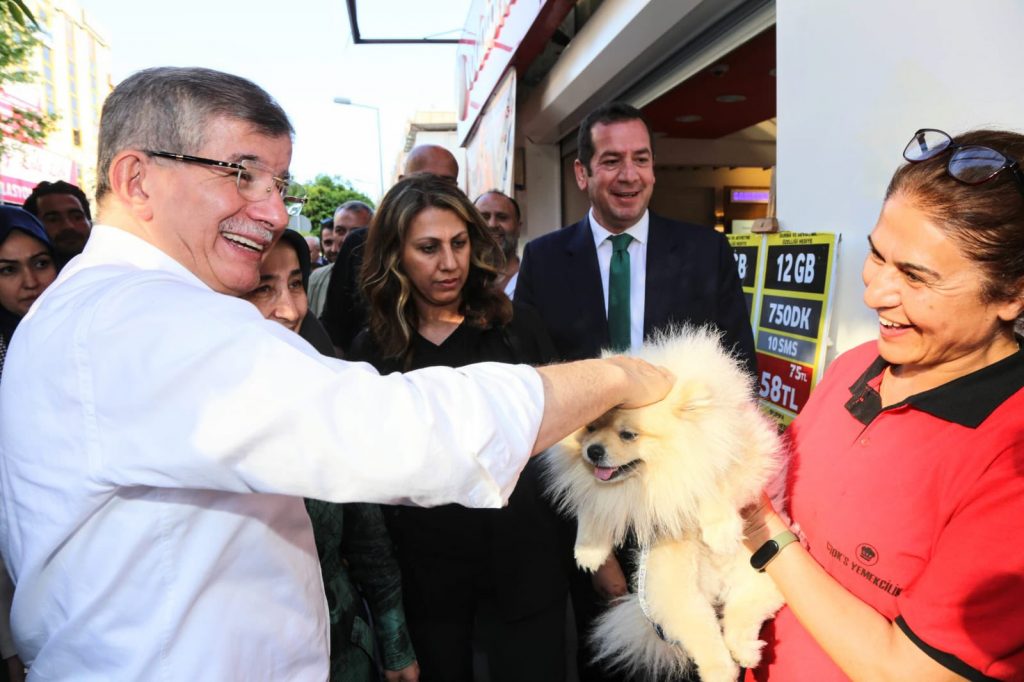 Davutoğlu: Bu kıtlıkta akıllarına gelen tek şey inşaat şirketleri