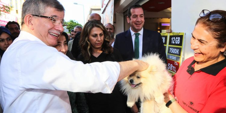 Davutoğlu: Bu kıtlıkta akıllarına gelen tek şey inşaat şirketleri