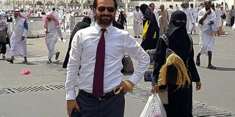 Devletin parasıyla umre yapan Akit temsilcisi: Mekke'de çok resmi bir Hacı; üstelik Yakışıklı