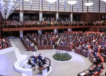 'Dezenformasyon Yasası' teklifi Meclis'te: Halkı yanıltıcı bilgi verene 1 yıldan 3 yıla kadar hapis cezası öngörülüyor