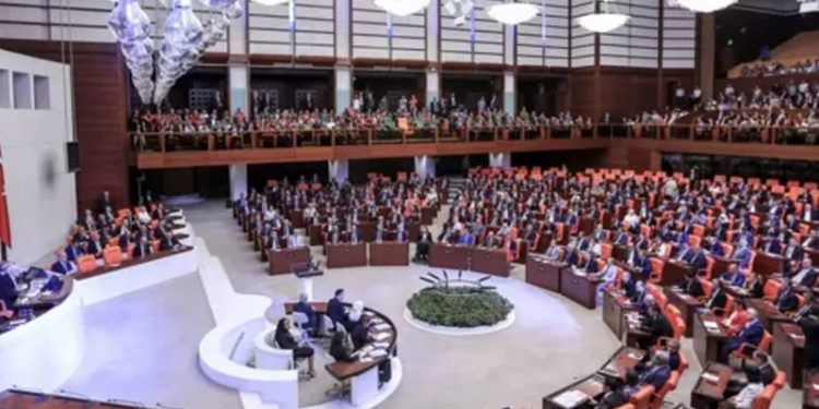 'Dezenformasyon Yasası' teklifi Meclis'te: Halkı yanıltıcı bilgi verene 1 yıldan 3 yıla kadar hapis cezası öngörülüyor