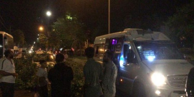Diyarbakır'da şiddetli rüzgarın devirdiği ağaç, seyir halindeki minibüsün üzerine devrildi: 2 yaralı