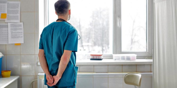 Doktorlar göçüyor: ‘3 bin hekim yurt dışına gitme planı yapıyor’