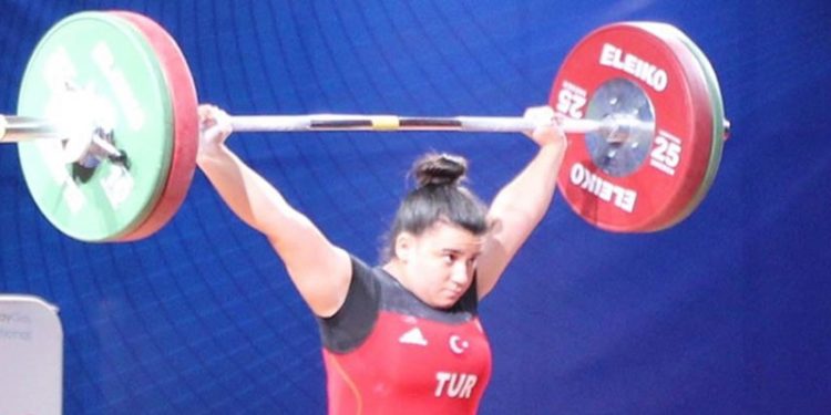 Dünya Gençler Halter Şampiyonası'nda Dilara Narin, dünya şampiyonu oldu