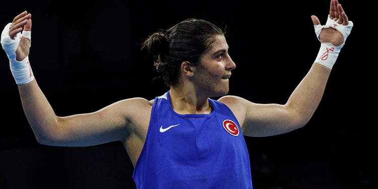 Dünya Kadınlar Boks Şampiyonası'nda yarı finale çıkan Busenaz Sürmeneli, bronz madalyayı garantiledi