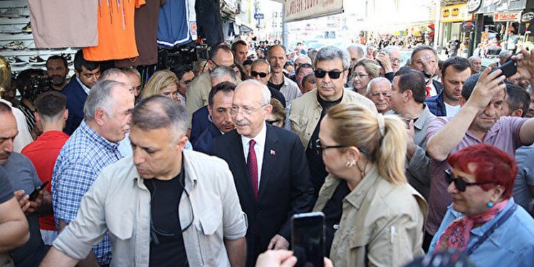 Düzce'de Kemal Kılıçdaroğlu’na, 'Burası Kandil değil, Düzce. Yanlış gelmişsin' diyen iki kişi AKP'li çıktı