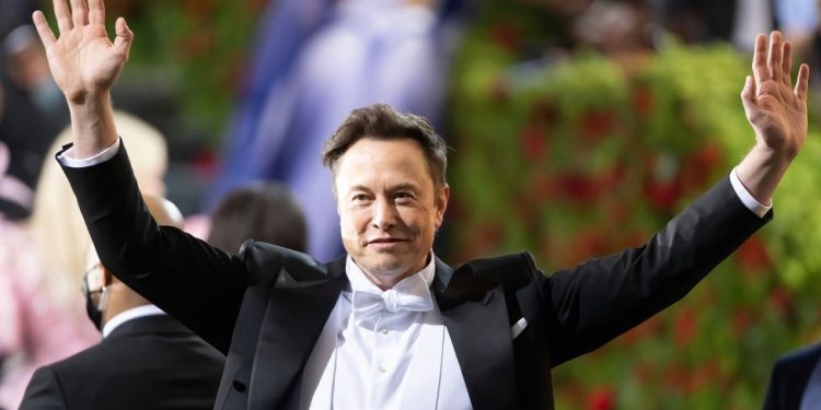 Elon Musk, Twitter'ın şirket ve hükümetler için ücretli olabileceğini açıkladı