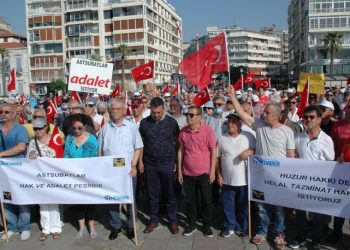 Emekli astsubaylar sokağa çıktı: 'Geçinemiyoruz, adalet istiyoruz'