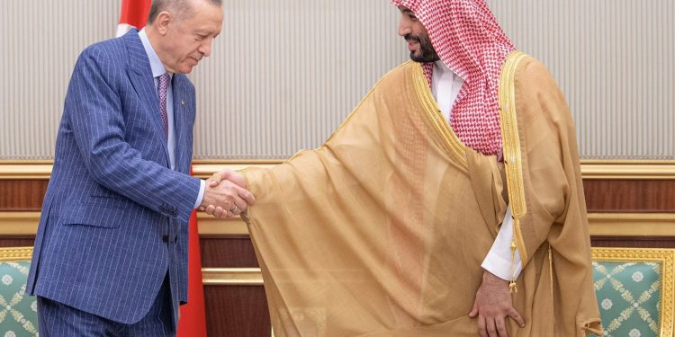 Emekli büyükelçiden bu fotoğrafa yorum: Cami kula gitmez, kul camiye gider