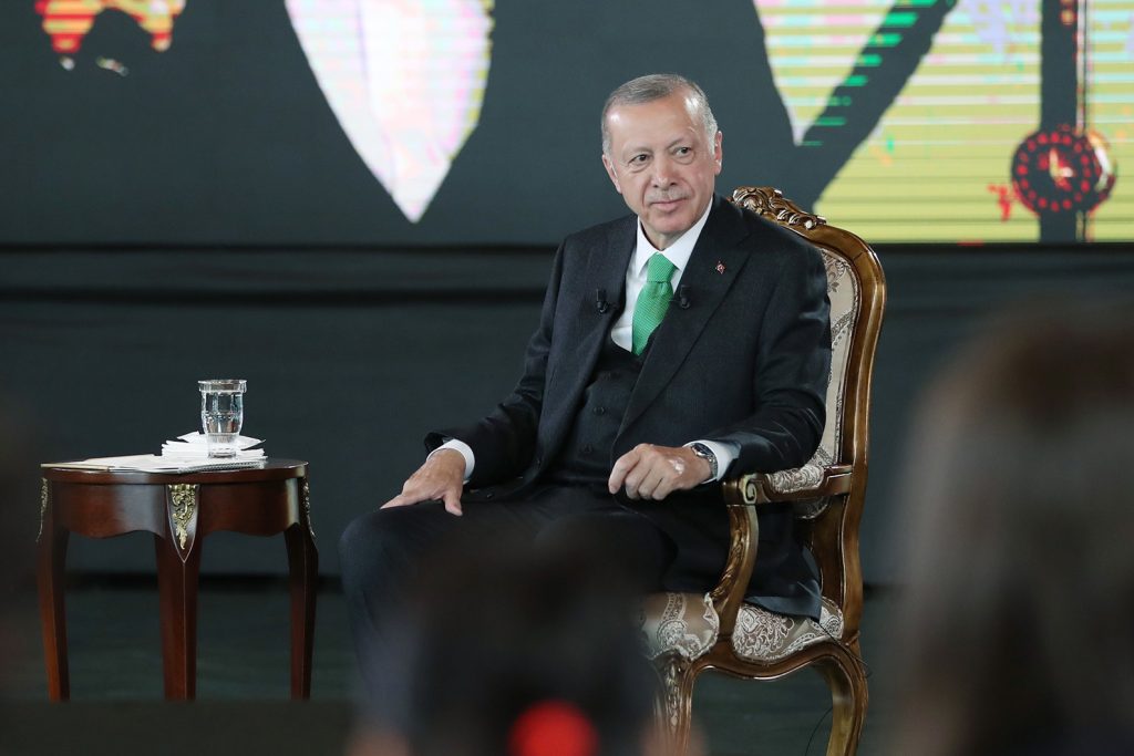 Erdoğan: Aç sefil geziyor; rakıyı, birayı almaktan geri durmuyor