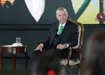 Erdoğan: Aç sefil geziyor; rakıyı, birayı almaktan geri durmuyor