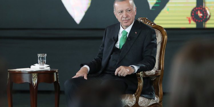 Erdoğan: Aç sefil geziyor; rakıyı, birayı almaktan geri durmuyor