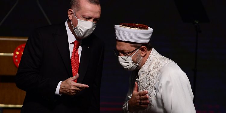 Erdoğan ‘şükürsüzlükten’ şikayetçiydi, Diyanet hutbe yayınladı