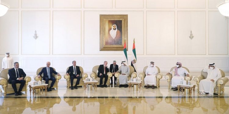 Erdoğan’ın BAE’deki taziye ziyaretinde Türk bayrağının olmaması tepki çekti