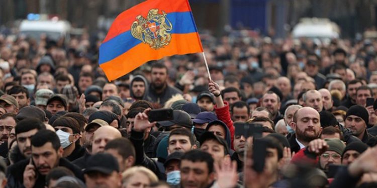 Ermenistan'da protestocular hükümet binasına girmeye çalıştı: 100'den fazla gözaltı