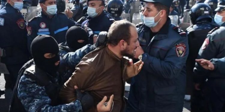 Ermenistan’da Paşinyan'ı protesto eden 180 eylemci gözaltına alındı