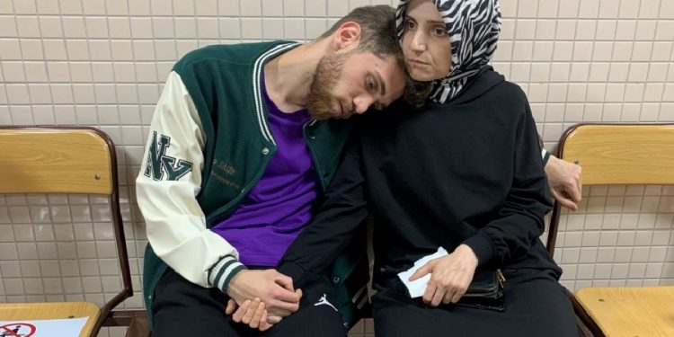 Eski askeri lise öğrencisinin adliyede annesine vedası yürekleri burktu: 6 ayda 3. kez tutuklandı