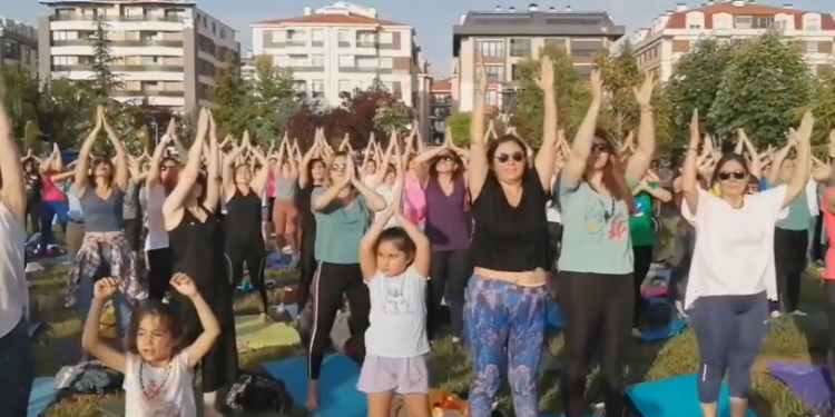 Eskişehir’deki yoga yasağı kadınlar tarafından protesto edildi