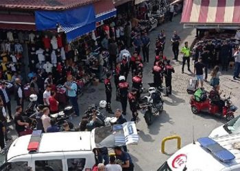 Esnaflar arasında silahlı çatışma; 1’i polis, 7 yaralı