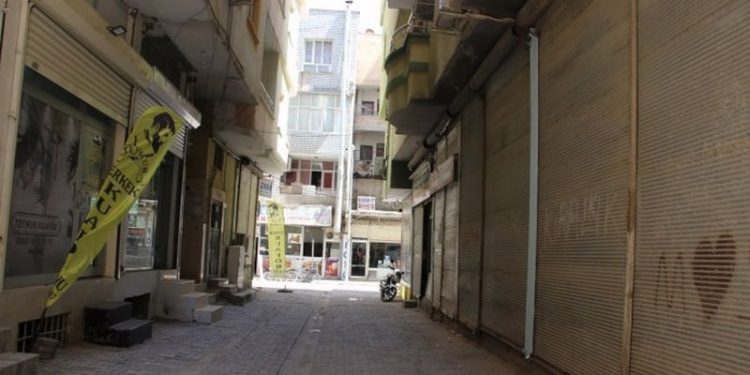 Esnaftan kriz tepkisi: Ayakta kalan ölüleriz, eve gitmeye utanır hale geldik