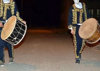 Evlerin kapılarını işaretleyen 2 Ramazan davulcusu gözaltına alındı