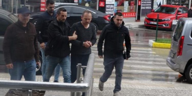 Evli olduğu kadını eşarpla boğmaya çalıştı, 'üç harfliler'i suçladı
