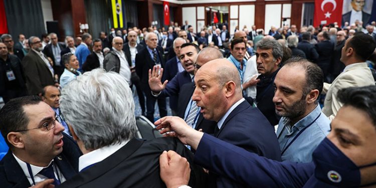 Fenerbahçe Divan Kurulu'nda Vefa Küçük tartışması