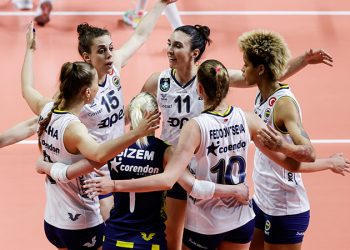 Fenerbahçe, VakıfBank'ı yenerek seride öne geçti