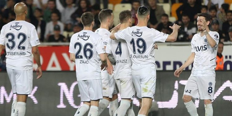 Fenerbahçe sezonu farklı galibiyetle kapattı