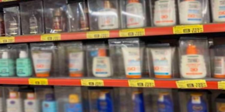 Fiyatları 400 TL'ye yaklaştı; Marketlerde güneş kremlerine güvenlik alarmı takıldı