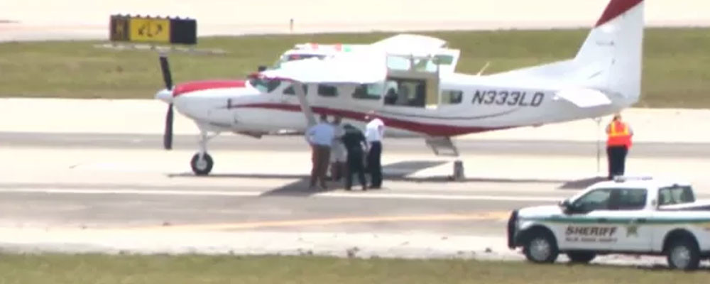 Florida'da pilotu kendinden geçen uçağı, hiç uçuş eğitimi olmayan bir yolcu indirdi