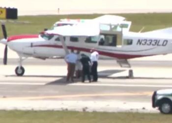 Florida'da pilotu kendinden geçen uçağı, hiç uçuş eğitimi olmayan bir yolcu indirdi