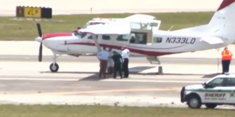 Florida'da pilotu kendinden geçen uçağı, hiç uçuş eğitimi olmayan bir yolcu indirdi