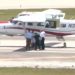 Florida'da pilotu kendinden geçen uçağı, hiç uçuş eğitimi olmayan bir yolcu indirdi