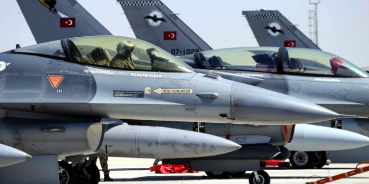 Forbes: Türkiye elindeki F-16'larla kalabilir; hava gücü üstünlüğü Yunanistan'a geçer