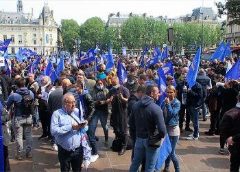 Fransa’da polislerden “cinayetten” yargılanan meslektaşlarına destek gösterisi