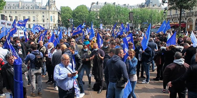 Fransa’da polislerden “cinayetten” yargılanan meslektaşlarına destek gösterisi