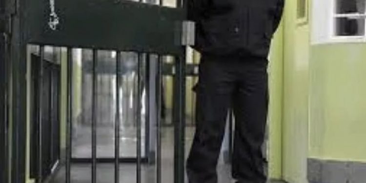 Gardiyanlar ‘suç örgütü kurma’ iddiasıyla gözaltına alındı