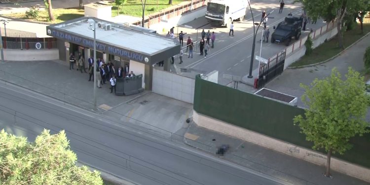 Gaziantep Valisi: Bomba süsü verilmiş şekilde saldırı girişiminde bulunuldu