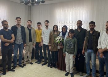 Gençlerden Emine Şenyaşar’a Anneler Günü ziyareti