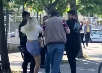 Gizlice kendisini görüntüleyen adama meydan dayağı attı