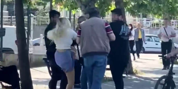 Gizlice kendisini görüntüleyen adama meydan dayağı attı