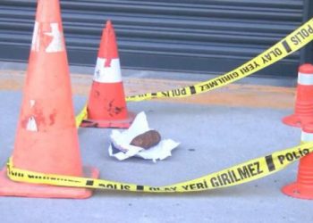 Gölde bulduğu top mermisini kağıda sarıp minibüsle arkadaşlarına götürdü
