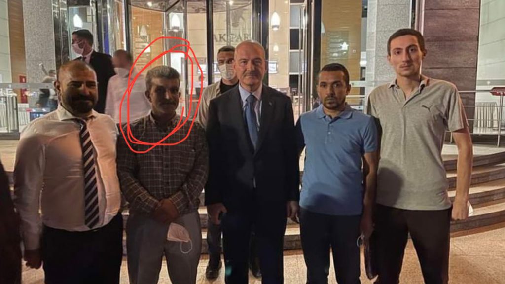 HDP önündeki provokasyona katılan bir kişinin Soylu ile fotoğrafı çıktı