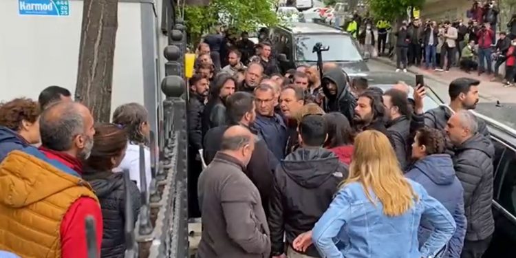 HDP binası önünde milletvekiline tehdit: Seni çivilerim, sen sıfırsın!