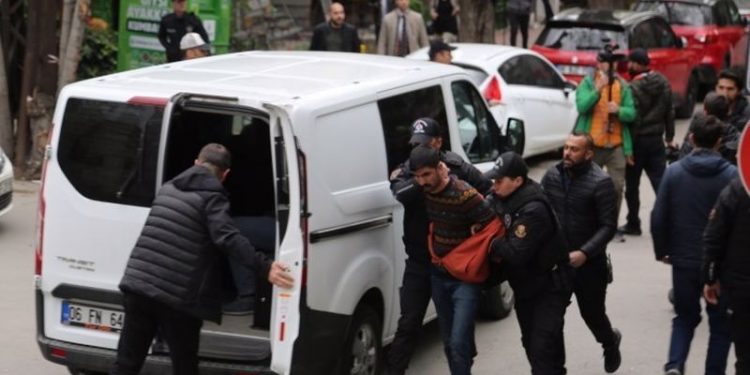 HDP önünde darp edilerek gözaltına alınan avukat ve gazete dağıtımcısı serbest bırakıldı