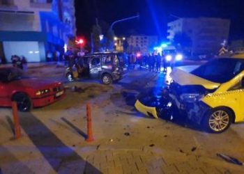 Hafif ticari araç ile taksi çarpıştı: 19 yaşındaki solist öldü
