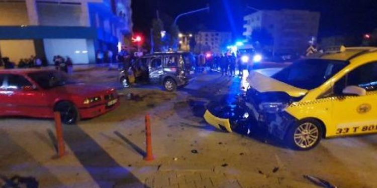 Hafif ticari araç ile taksi çarpıştı: 19 yaşındaki solist öldü