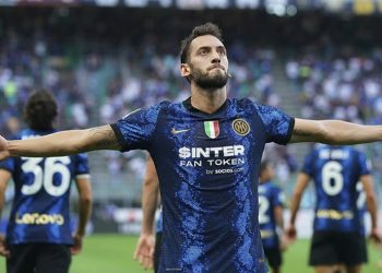 Hakan Çalhanoğlu, fotoğrafını izinsiz kullananlara 2,5 milyon liralık dava açtı